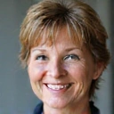 Retrato sonriente de Ana G., una mujer de mediana edad con aspecto saludable y feliz.